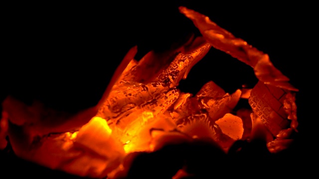 真实的火近距离与燃烧在慢动作的火焰在火。它的火焰红彤彤的美丽。(火概念)视频素材