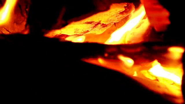 真实的火近距离与燃烧在慢动作的火焰在火。它的火焰红彤彤的美丽。(火概念)视频素材