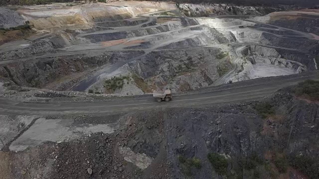 澳大利亚西南部锂矿的猛犸象卡车视频素材