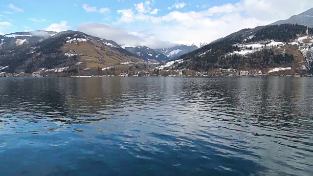 在冬天的中午，有倒影的山湖视频素材
