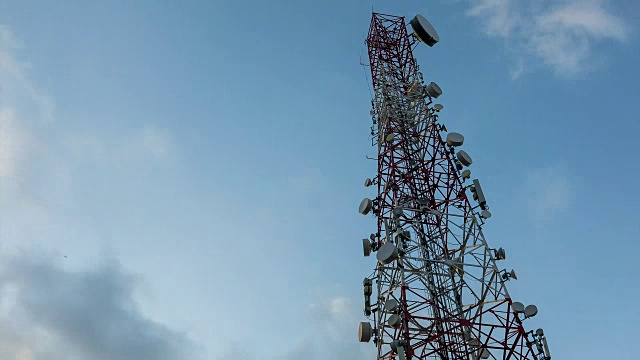 日以继夜的电信塔与云景视频素材