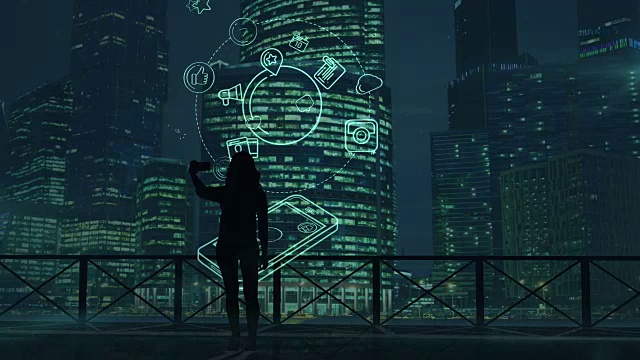 女孩在摩天大楼背景和社交媒体信息图上自拍视频素材