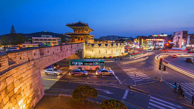 韩国水原市华城要塞水原昌安门的延时交通。视频素材
