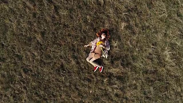 睡在草地上视频素材