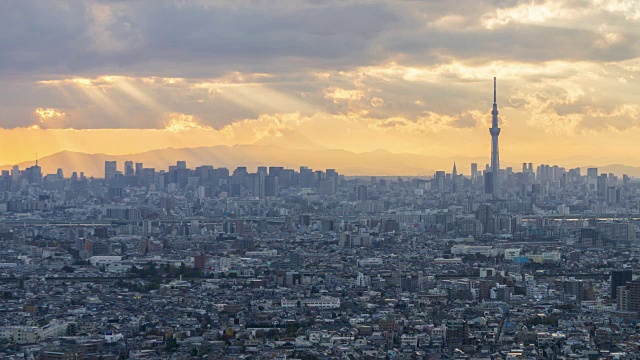 太阳透过云层照过东京的地平线视频下载