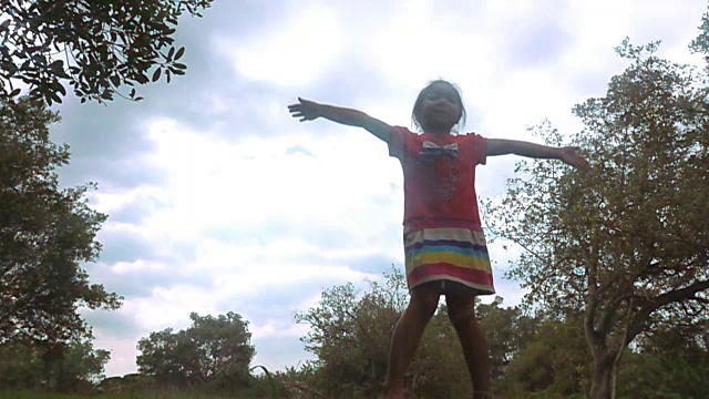 公园里自由女孩的SLO MO。视频素材
