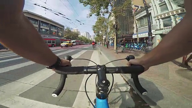 POV自行车骑行:在旧金山用公路赛车通勤视频素材