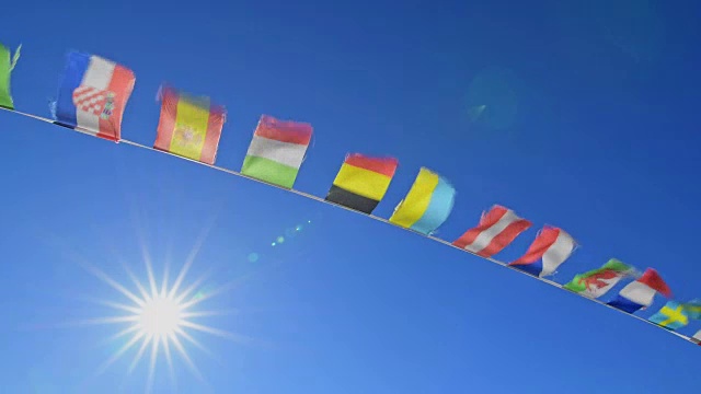 国际旗帜在风中与太阳，西尔瑟湖，锡尔斯姆恩加丁，恩加丁，格里森，瑞士，欧洲阿尔卑斯山视频下载