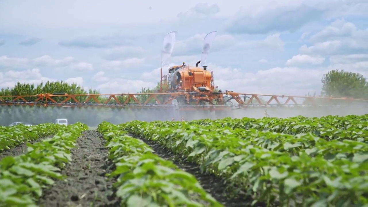 农业化肥、农药喷洒。植物施肥。农场农业视频下载