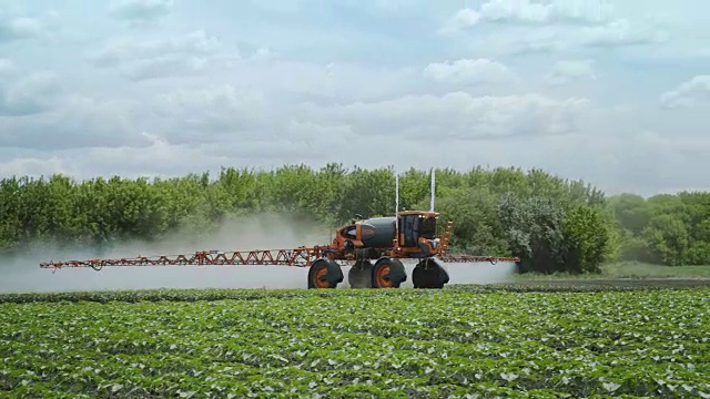 农民保健植物。农药喷洒。农业肥料视频素材