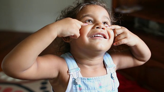 快乐的年轻澳大利亚土著女孩学习唱歌和跳舞视频下载