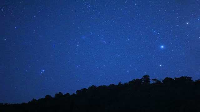长时间曝光的星星和银河在晚上的山视频素材