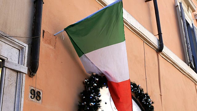 圣诞装饰附近的意大利国旗视频下载