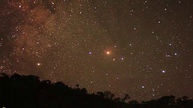 长时间曝光的星星和银河在晚上的山。视频素材