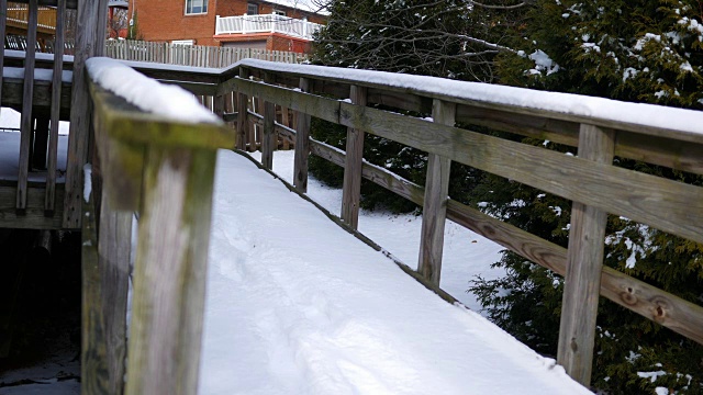 冬季，营业后头附近的障碍坡道上覆盖着积雪视频下载