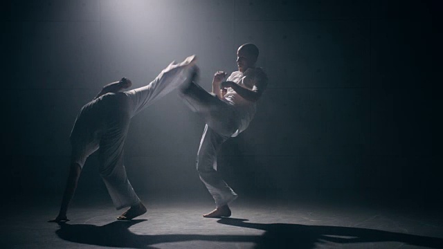 男人练习卡泼卫勒舞视频素材