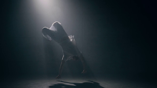 一个人在暗室里练习跳卡泼耶拉舞视频素材