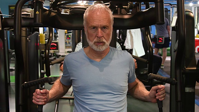 意志坚定的白人男性在健身房锻炼上肢力量视频素材