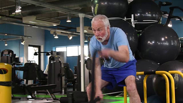 健康的老年人用绳子在健身房锻炼视频素材