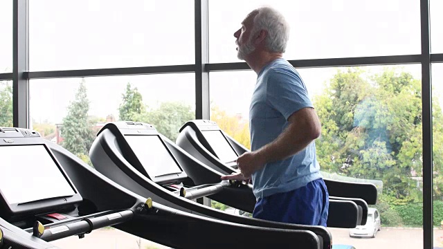 老人在跑步机上慢跑视频素材