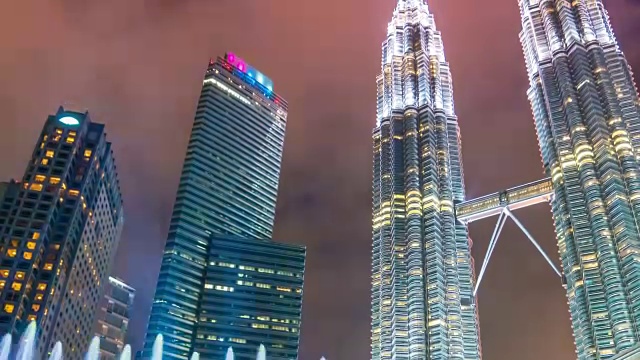 马来西亚吉隆坡的双子塔夜景。2017年8月视频素材
