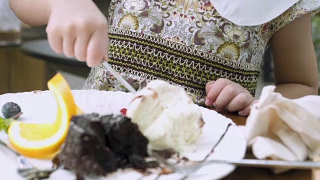 小女孩在吃巧克力冰淇淋视频素材
