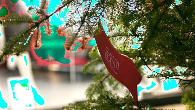 克拉科夫的圣诞树上有一块牌子，上面写着欢迎的字样，翻译成日本语视频素材