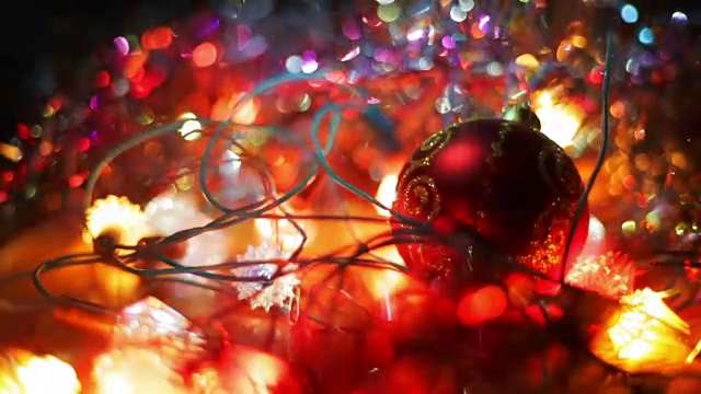 圣诞节和新年装饰。把小玩意挂起来。抽象模糊散景假日背景。闪烁的花环。圣诞树彩灯闪烁视频素材