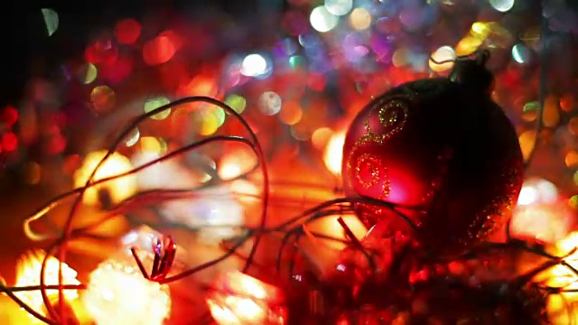 圣诞节和新年装饰。把小玩意挂起来。抽象模糊散景假日背景。闪烁的花环。圣诞树彩灯闪烁视频素材