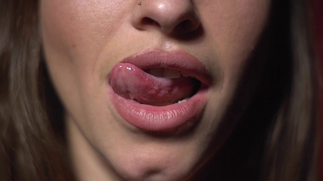 性感的女人慢慢舔她的嘴唇和微笑视频下载