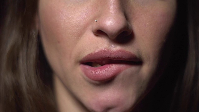 一个女人不耐烦地咬着嘴唇视频下载