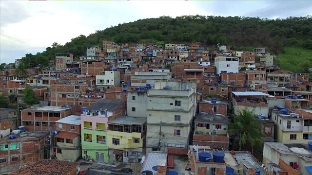 Favela Aerial:巴西，巴西，里约热内卢，Favela houses视频素材