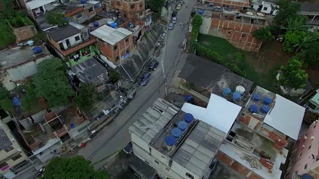 Favela Aerial:巴西，巴西里约热内卢Favela的主要街道视频素材