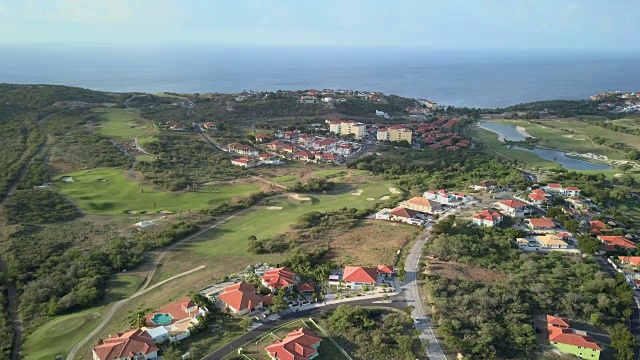 库拉索岛的住宅区和高尔夫球场的4K视频鸟瞰图视频下载