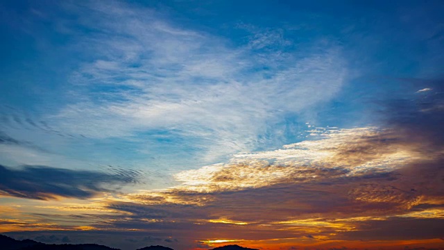 4K时间的戏剧性的天空和云移动过山在泰国普吉岛视频素材