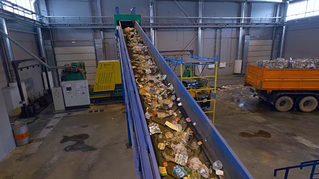垃圾处理厂输送垃圾的输送机。4k。视频素材