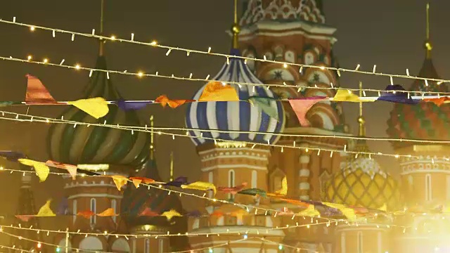 红场装饰新年和圣诞节庆祝活动。彩旗和灯泡，背景是著名的圣巴西尔大教堂。莫斯科,俄罗斯视频素材