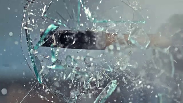 SLO MO LD锤子砸碎玻璃视频素材