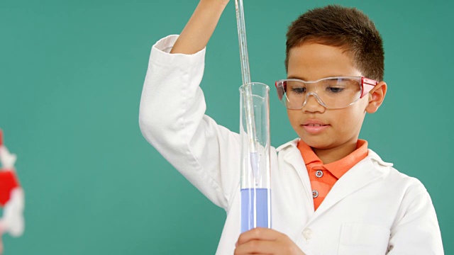 一个男生在实验室做化学实验视频下载