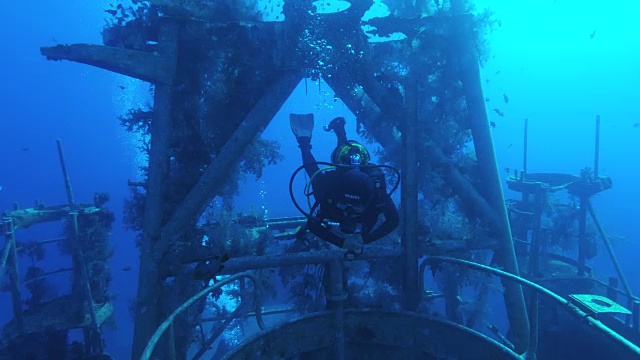 在水下沉船视频下载