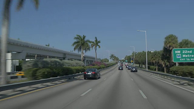 从迈阿密国际机场出发，沿佛罗里达州112号公路前往美国佛罗里达州迈阿密的南海滩视频素材
