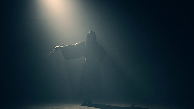 穿着和服的女人用武士刀练习武术视频下载