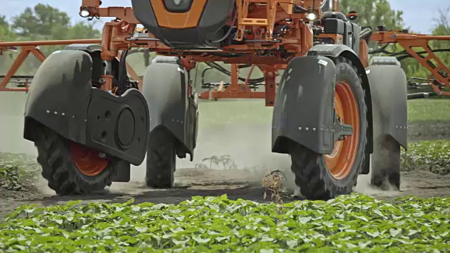在田间给植物授粉的农业机械。喷洒机视频下载