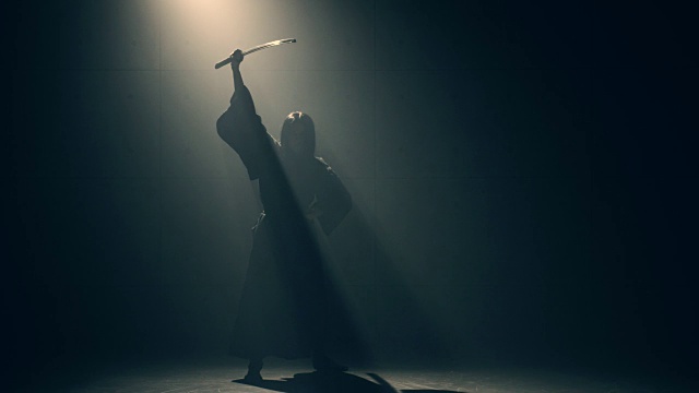 穿着和服的女人用武士刀练习武术视频下载