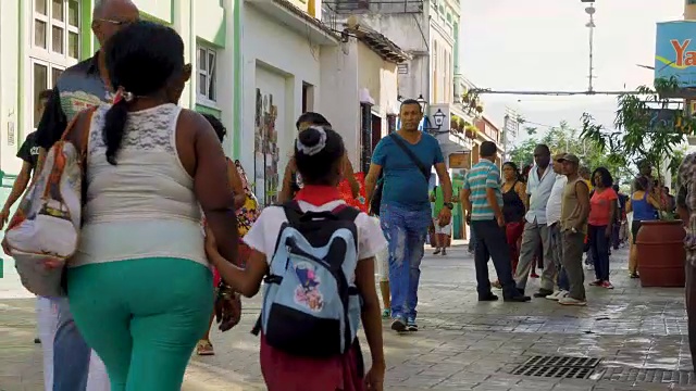古巴人走在圣地亚哥市中心视频素材