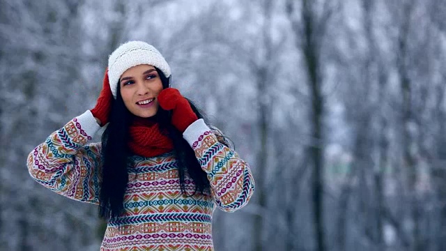冬天的年轻女子肖像。美丽快乐的模特女孩在冬天的公园里欢笑和玩耍。户外美丽的年轻女子。享受自然,冬季视频下载