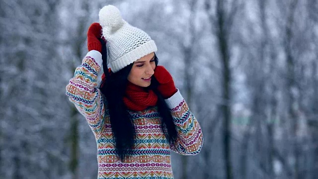 冬天的年轻女子肖像。美丽快乐的模特女孩在冬天的公园里欢笑和玩耍。户外美丽的年轻女子。享受自然,冬季视频下载