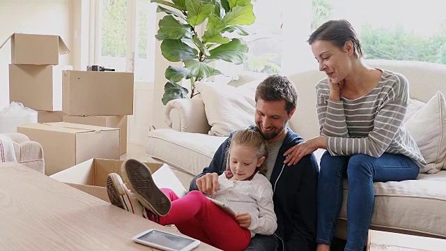 家人坐在新家里使用平板电脑4K 4K视频素材