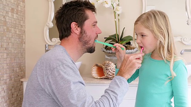 微笑的父亲和女儿互相帮助刷牙4K 4K视频素材