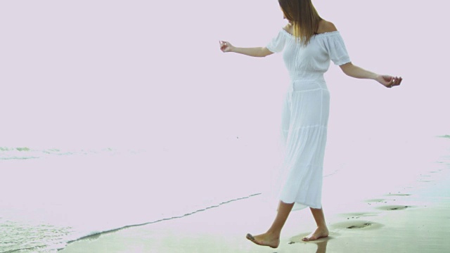 白种女孩穿着白色漫步岛海滩浅滩视频素材